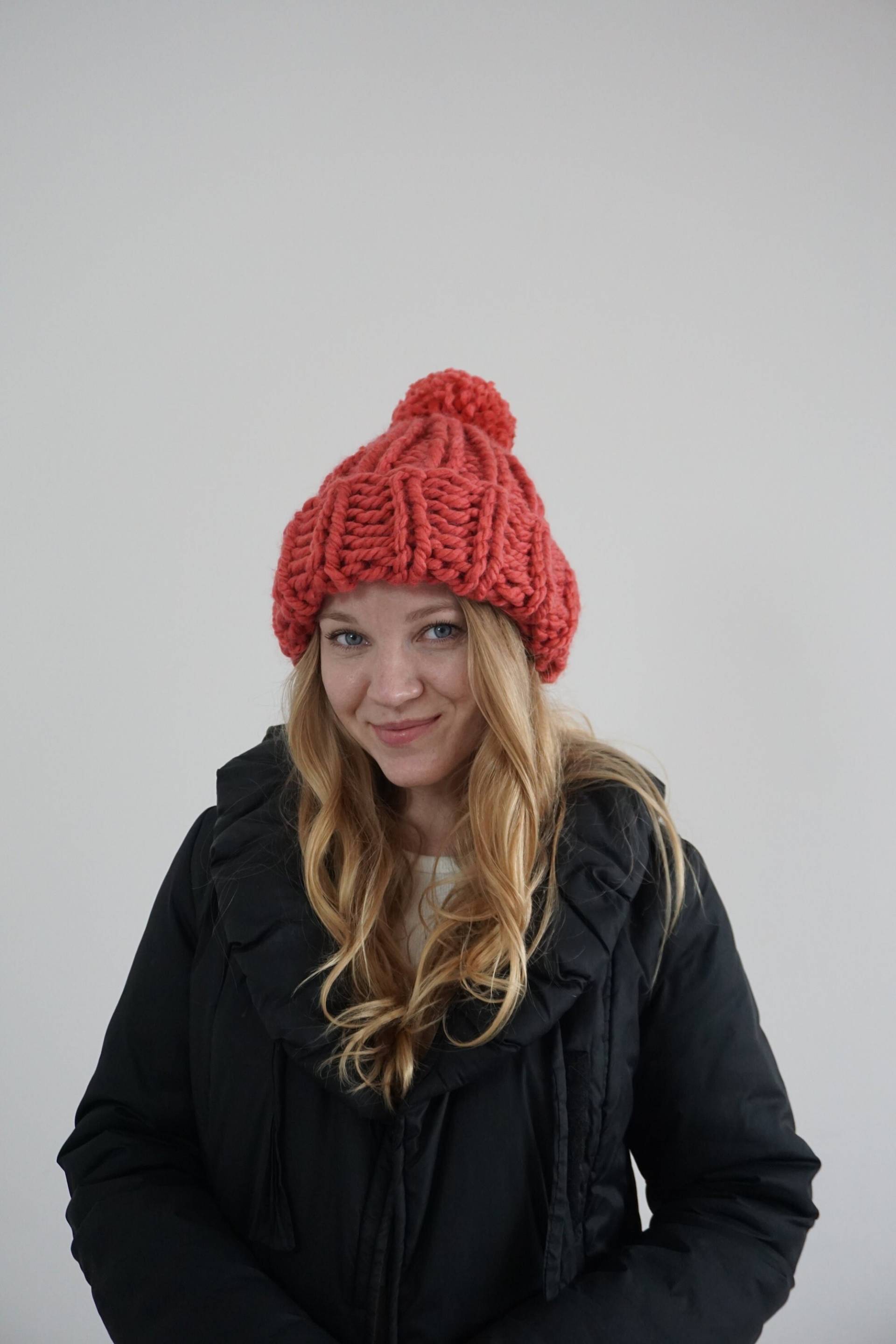 Frauen Grobstrick Mütze, Wintermütze, Übergroße Strickmütze Mit Bommel, Riesenmütze, Handgestrickte Beanie, Wollmütze, Bommelmütze, Dicke Mütze von SHAPAshapa