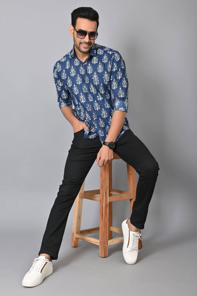 Indigo Blaues Hemd Sanagneri Gedruckt Handblock Baumwollhemd Volle Ärmel Herren Casual Hemden Traditionelle Mode Herrenbekleidung von SHATSUINDIA