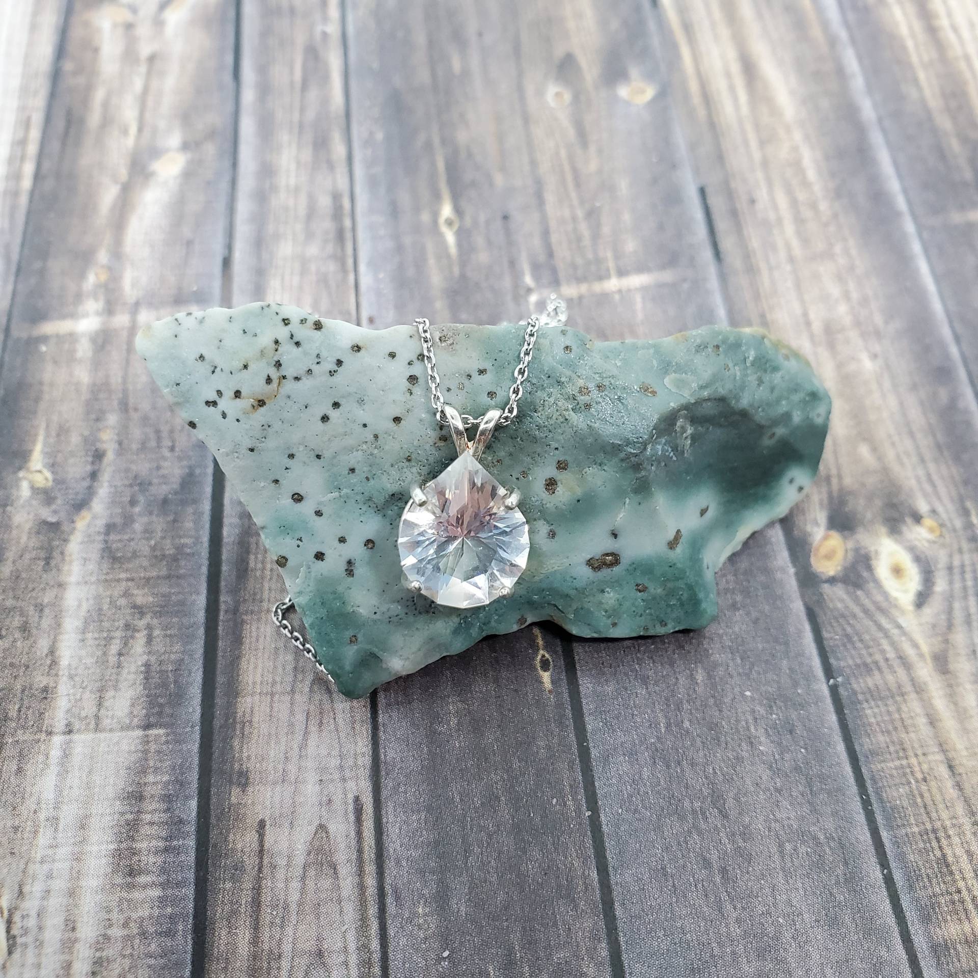 Handgeschliffener 3 Karat Prasiolith Tropfen Anhänger Handgeschliffener 3 Karat Prasiolith Tropfen Anhänger von SHAWEARTHCREATIONS