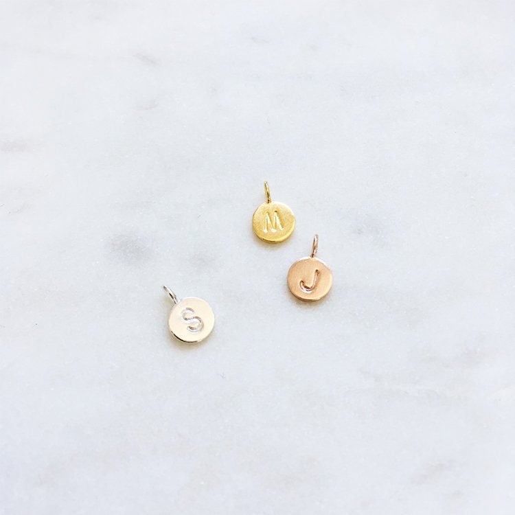 Initial Charm Anhänger Personalisierte Gold Buchstabe Disc Tag Silber Individuell Gravierte Halskette Alphabet Schmuck Monogramm Geschenk von SHAZOEY