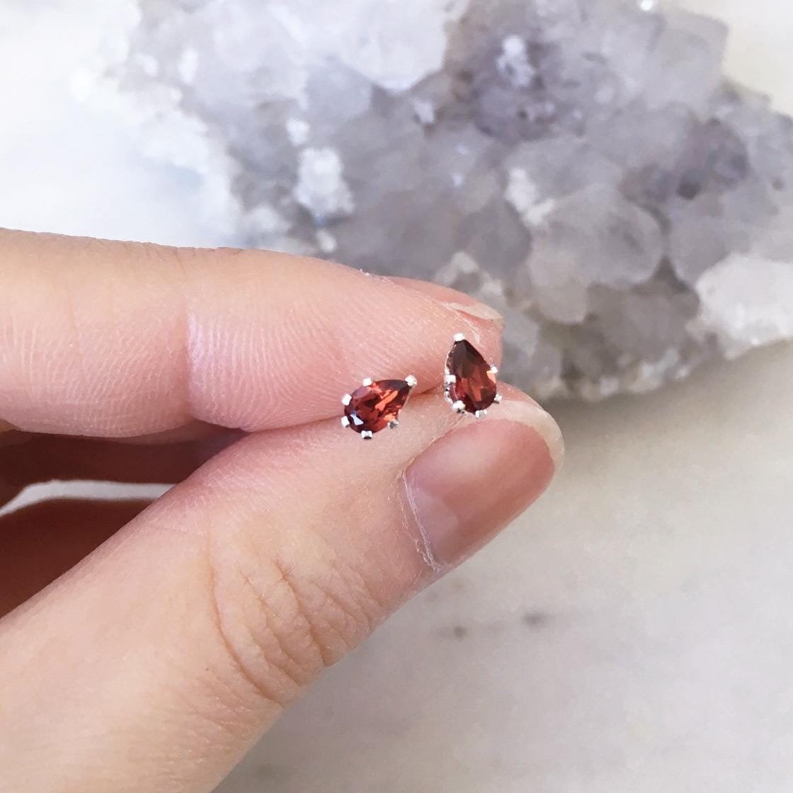 Roter Granat Tropfen Schmuck Januar Geburtsstein Mini Edelstein Ohrringe Pear Schnitt Dainty Ohrstecker Piercing von SHAZOEY