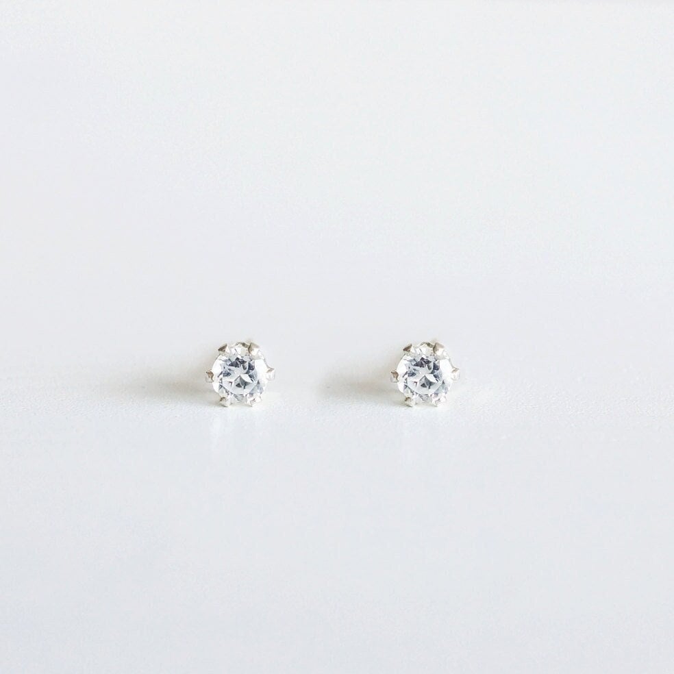 Weißer Topas Sterling Silber 3 Mm Ohrstecker, Kleine Klare April Edelstein Runde Alltägliche Zierliche Kristall Ohrringe, Australien von SHAZOEY