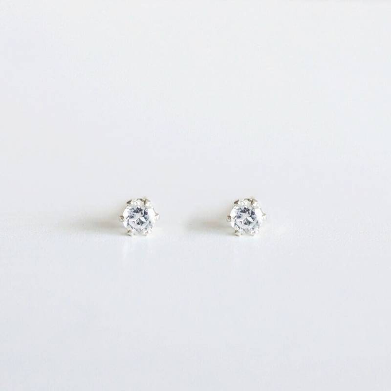 Weißer Topas Sterling Silber 3 Mm Ohrstecker, Kleine Klare April Edelstein Runde Alltägliche Zierliche Kristall Ohrringe, Australien Weißer Topas Sterling Silber 3 Mm Ohrstecker, Kleine Klare April Edelstein Runde Alltägliche Zierliche Kristall Ohrringe, Australien von SHAZOEY