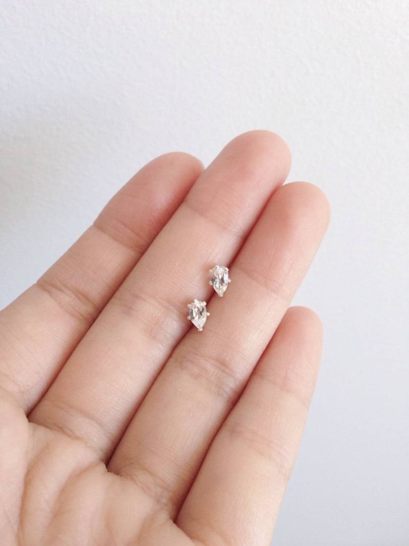 Zierliche Träne Edelstein Ohrstecker Kleine Birne Weißen Topas Feinen Schmuck Geschenk Mini Klare April Geburtsstein Kristall von SHAZOEY