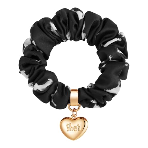 SHE'S FREE STYLE JUST FOR YOU Herzförmige Scrunchies für Damen & Mädchen, modisches Haargummi mit sHerzanhänger, elastisches Haarband für dickes & dünnes Haar, Geschenkidee (Schwarzer Druck) von SHE'S FREE STYLE JUST FOR YOU