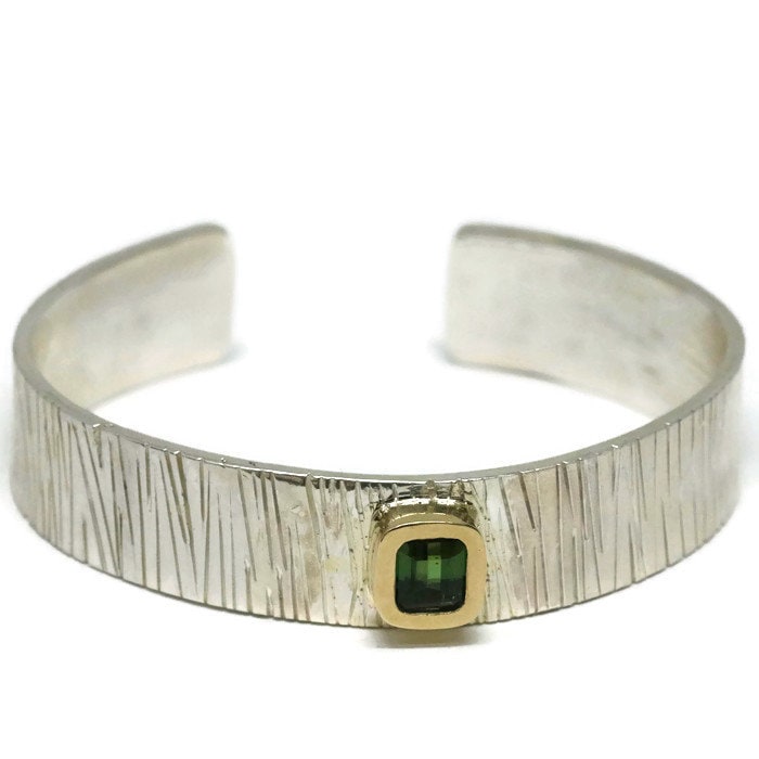 14K Grüner Turmalin Armband, Silber Bambus Manschette Mit Goldfarbener Fassung Grüner Edelstein. Handgemacht Von Sheri Beryl von SHERIBERYL