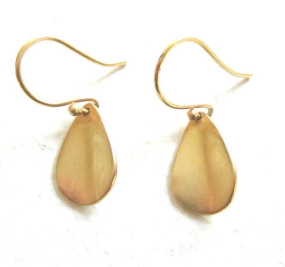 14K Teardrop Ohrringe Solid Gold Blütenblatt Tropfen Handwerker Handgefertigt Von Sheri Beryl von SHERIBERYL