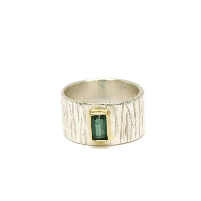 18K Gold Grüner Turmalin Ring Smaragd Edelstein Texturiert Silber Breites Band Oktober Geburtsstein Handarbeit Von Sheri Beryl von SHERIBERYL