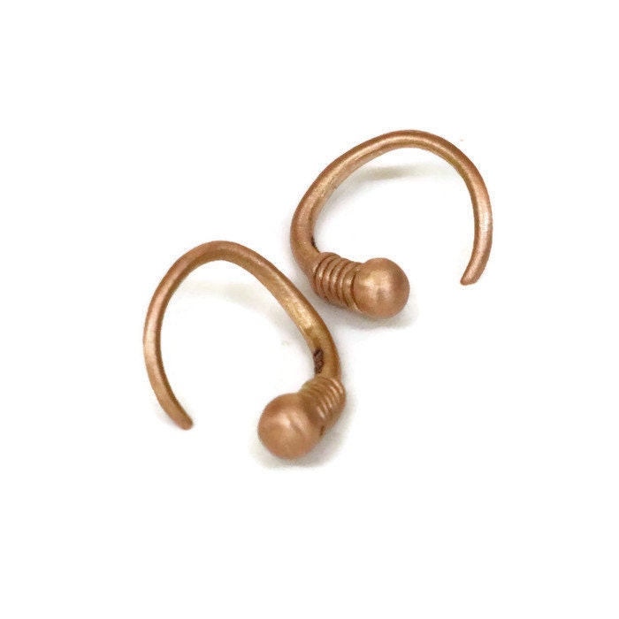 18K Solid Rose Gold Huggie Ohrringe Kleine Creolen Winzige Artisan Handmade Von Sheri Beryl von SHERIBERYL