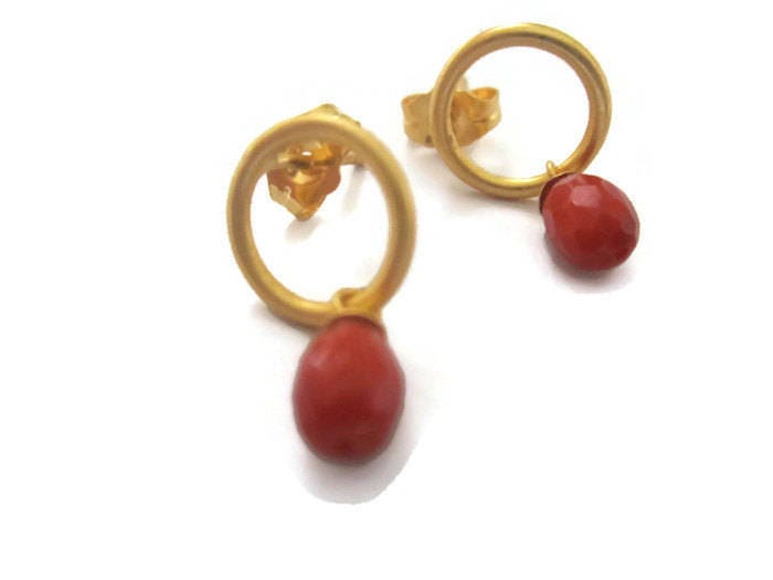 Gold Koralle Ohrringe Kreis Post Ohrringe, Rote Ohrstecker, Ring Ohrstecker Artisan Handmade Von Sheri Beryl von SHERIBERYL