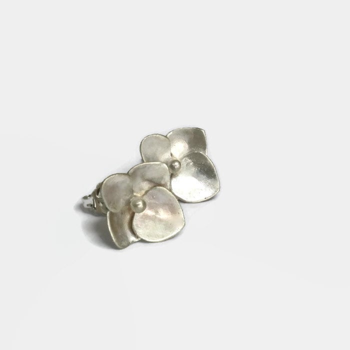 Hydrangea Ohrstecker Kleine Blumen Ohrstecker, Sterling Silber Blume Post Ohrring, Artisan Handmade Von Sheri Beryl von SHERIBERYL