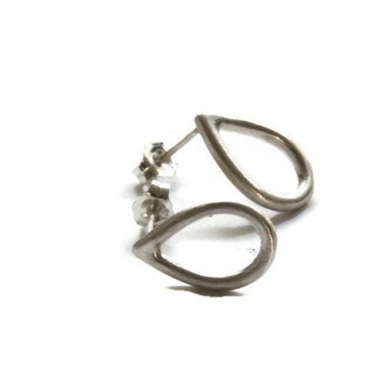 Offene Tropfen Ohrstecker, Sterling Silber Birnen Form Ohrringe Handarbeit Von Sheri Beryl von SHERIBERYL