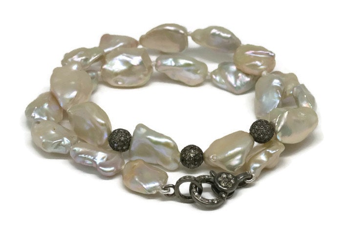 Pave Diamant Perlen Armband Doppel Wrap Keshi Handarbeit Von Sheri Beryll von SHERIBERYL