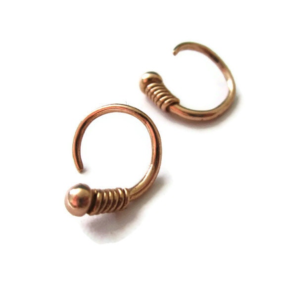 14K Rose Gold Huggie Ohrringe Artisan Mini Creolen von SHERIBERYL