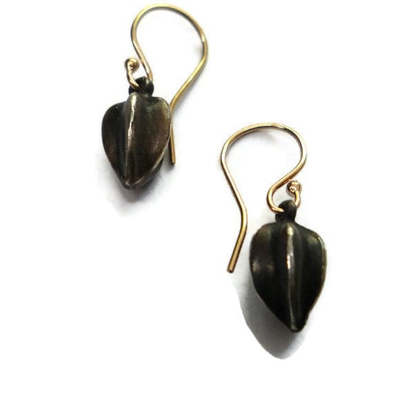 Samenkapsel-Ohrringe Oxidiertes Silber Schwarze Baumelnde Tropfen, 14K Gold Fill von SHERIBERYL