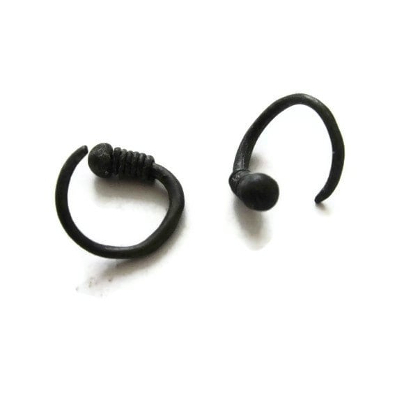 Schwarze Huggie Ohrringe, Goth Kleiner Offener Hoop Ein Einzel Ohrring in Oxidiertem Silber Artisan Von Sheri Beryl von SHERIBERYL