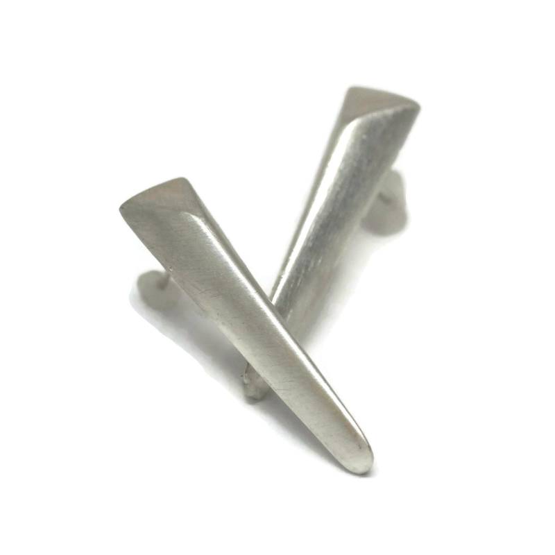 Spike Ohrring Silber Pyramide Ohrringe, Dreieck Ohrstecker Brush Matt Finish Handmade By Sheri Beryl von SHERIBERYL