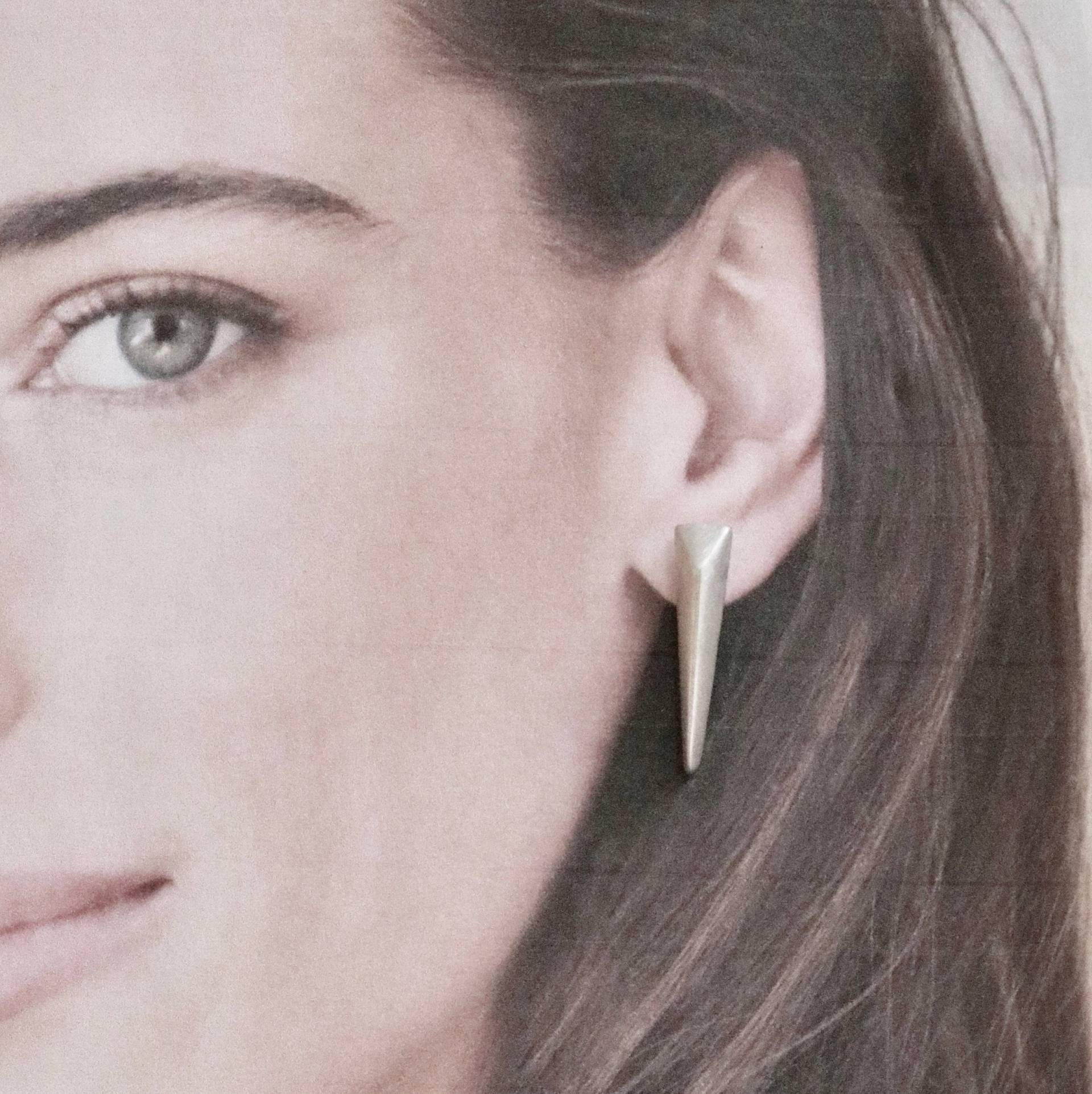 Spike Ohrring Silber Pyramide Ohrringe, Dreieck Ohrstecker Brush Matt Finish Handmade By Sheri Beryl von SHERIBERYL