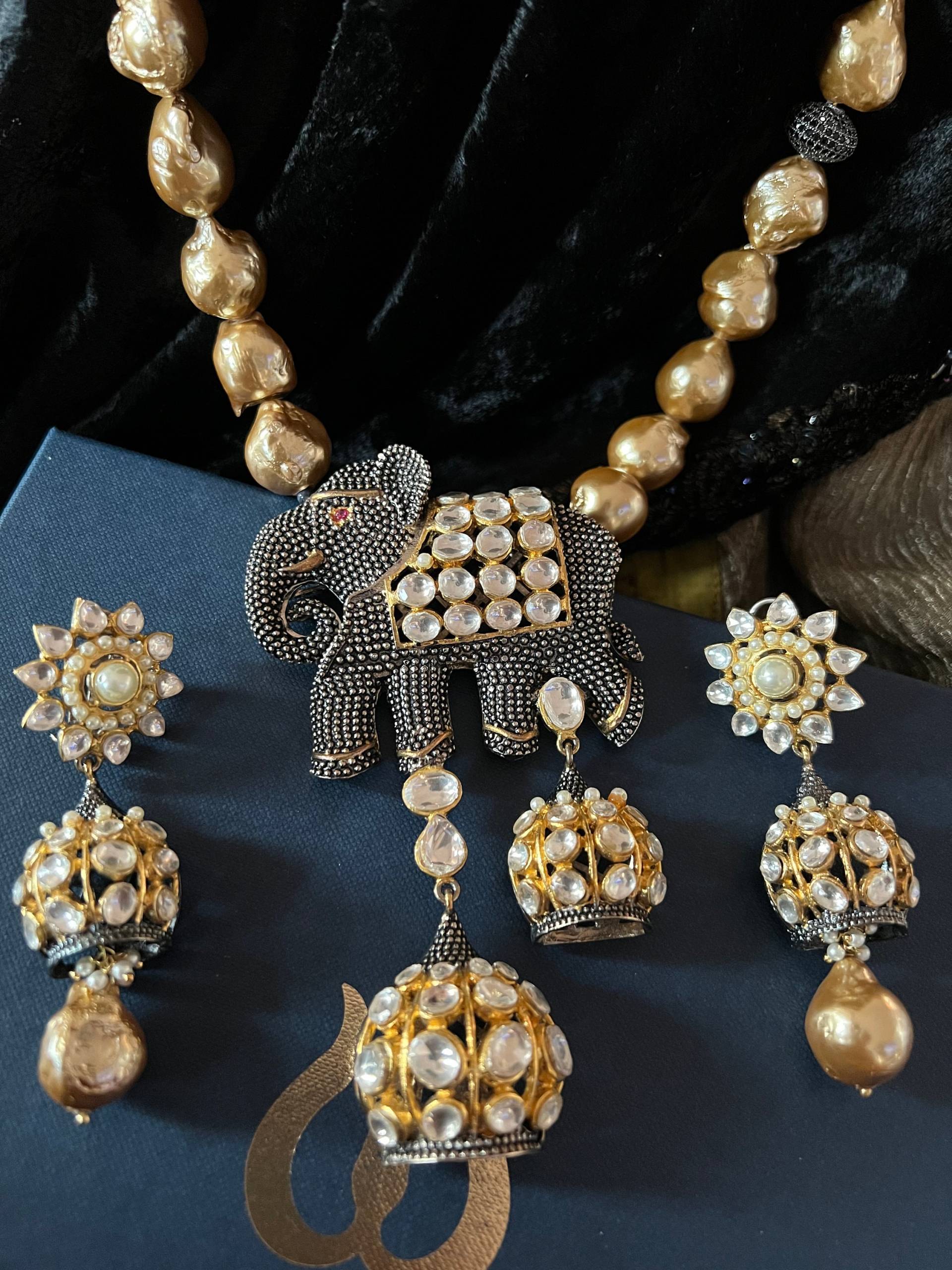 Designer One Of A Kind Elephant Design Barock Halskette Mit Statement Ohrringen von SHIVKA