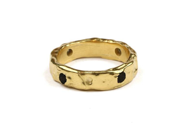 Boho Schwarzer Onyx Ring Vergoldet Strukturiertes Statement Band von SHIZING