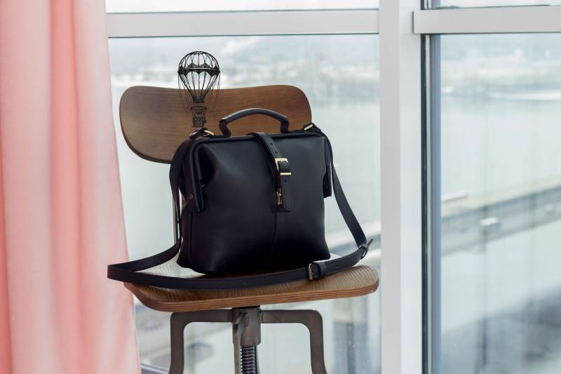 Schwarze Handtasche Mit Griff Oben Für Eine Frau Anpassbare Stilvolle Und Vielseitige Mode-Accessoire von SHOPBAGsUA