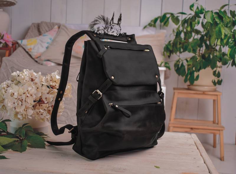 Schwarzer Lederrucksack Für Frauen Und Männer, Aus Echtem Leder in Distressed-Optik, Anpassbare Größen von SHOPBAGsUA