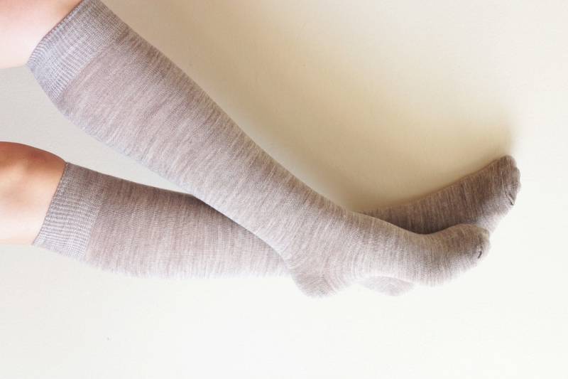 Baumwollmischung Kniestrümpfe - Braune Stiefelsocken, Beinwärmer von SHOPIKA