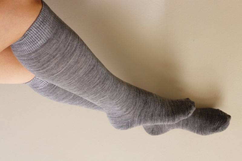 Graue Kniestrümpfe Stiefelsocken Aus Baumwollmischung von SHOPIKA