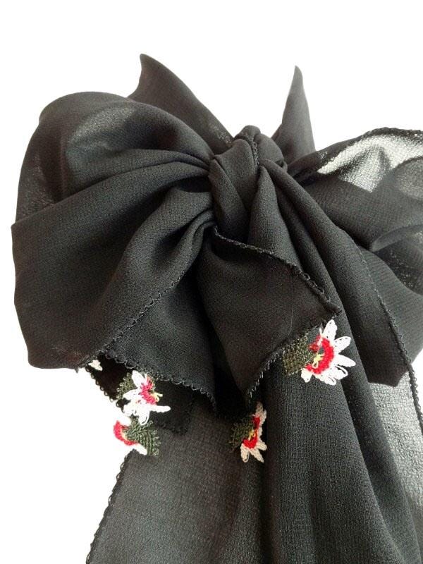 Handgefertigter Schwarzer Schleifen-Schal Mit Oya-Spitzenrand-stickerei von SHOPIKA