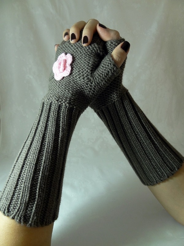 strick Armstulpen Braune Armstulpen Aus Wollmischung Mit Häkelblume von SHOPIKA