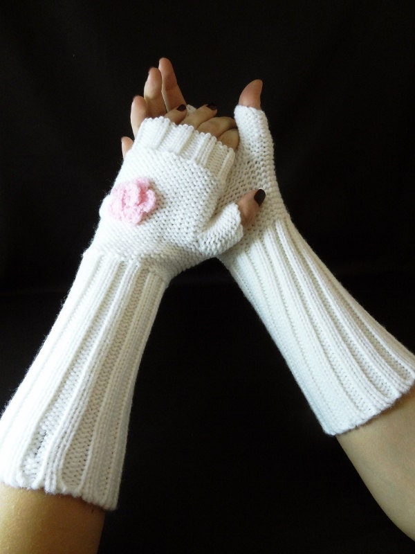 stricken Sie Fingerlose Lange Handschuhe Weiße Wollmischung Armstulpen Mit Rosa Häkelblumen von SHOPIKA