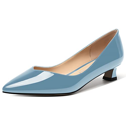 SHOWFOREST Damen Low Heel Business 1.5 Inch Schnellverschluss Lackleder Sexy Festkörper Kitten Spitze Zehenkappe Pumpe Hellblau Größe 39 von SHOWFOREST