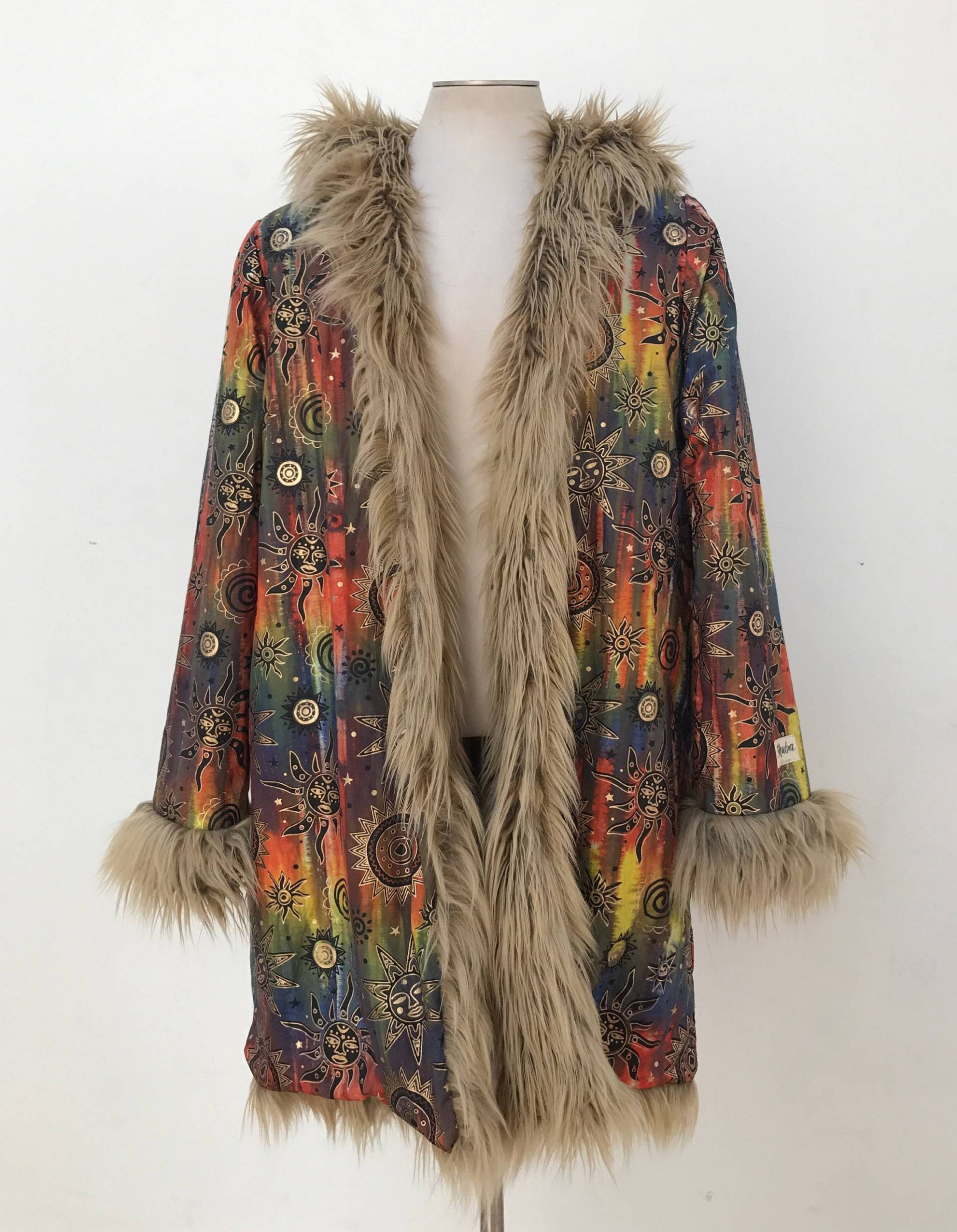Wendbarer Kunstpelz Festival Mantel Braunes Zottelfell, Blau Tie Dye Futter Wendbarer Kunstpelz Festival Mantel Braunes Zottelfell, Blau Tie Dye Futter von SHUBAdesigns