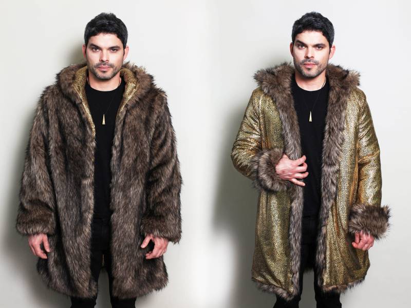Goldener Bär Pelzmantel Festival Mann Frauen Faux Kostüm Herrenbekleidung Kapuzen Shiny Holographic Disco Jacke Goldener Bär Pelzmantel Festival Mann Frauen Faux Kostüm Herrenbekleidung Kapuzen Shiny Holographic Disco Jacke von SHUBAdesigns