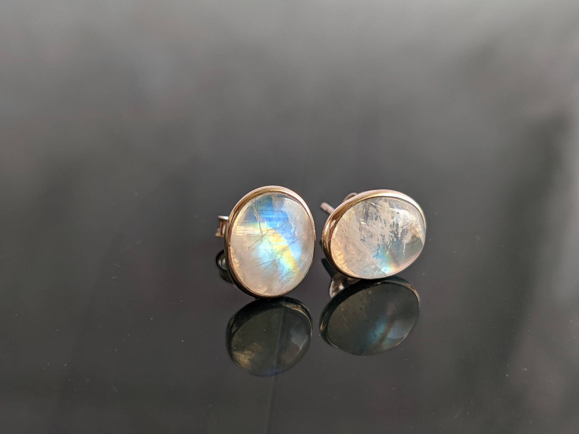 Regenbogen Mondstein Ohrstecker, Heilstein Schmuck, 925 Sterling Silber Naturstein Cabochon, Für Sie von SHUBHAMMANUFACTURERS