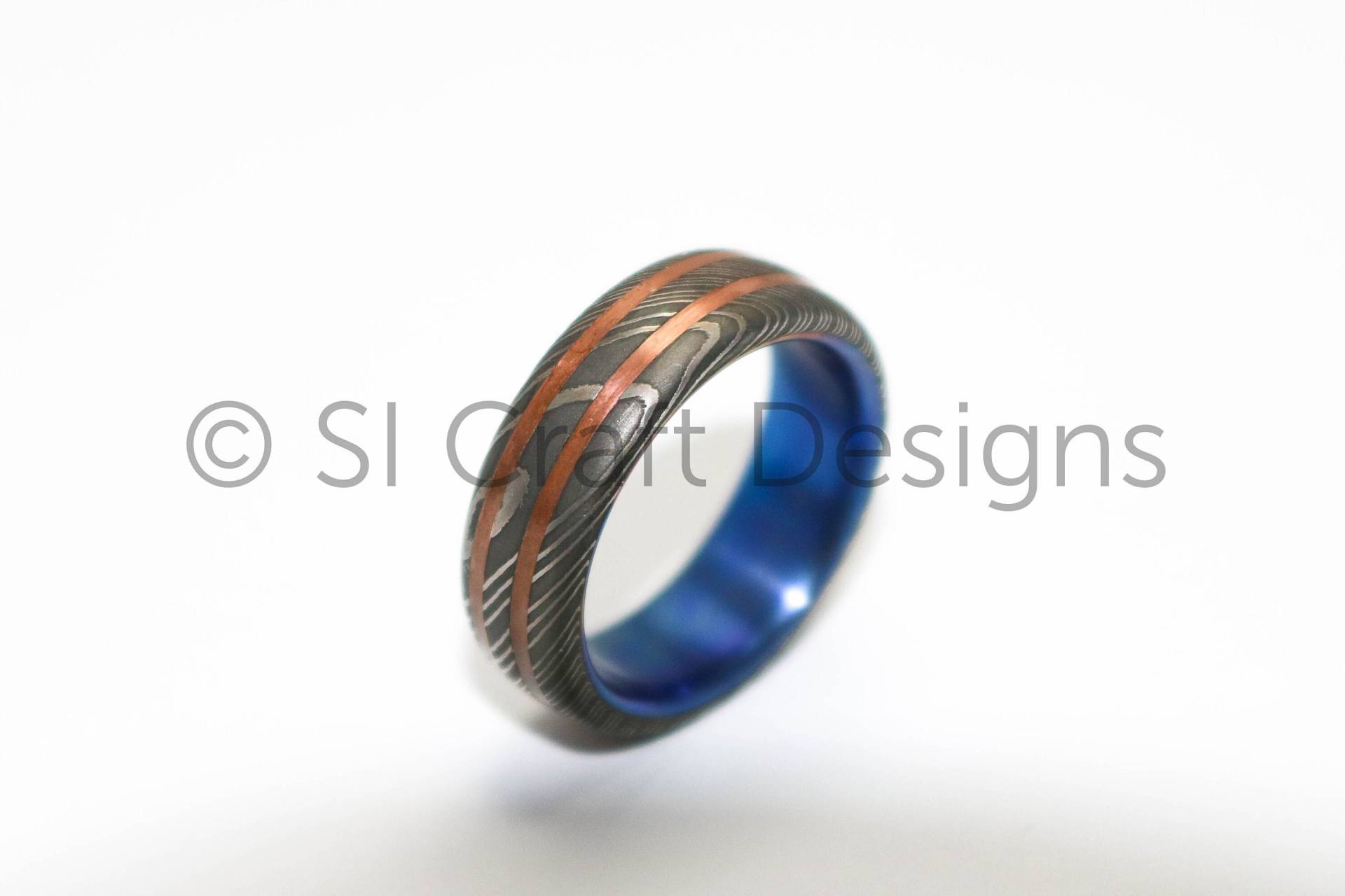Damaskus-Ring Mit Kupfereinlagen Und Farbigem Titanhülsen. Handgefertigt in Scotland Uk von SICraftDesigns