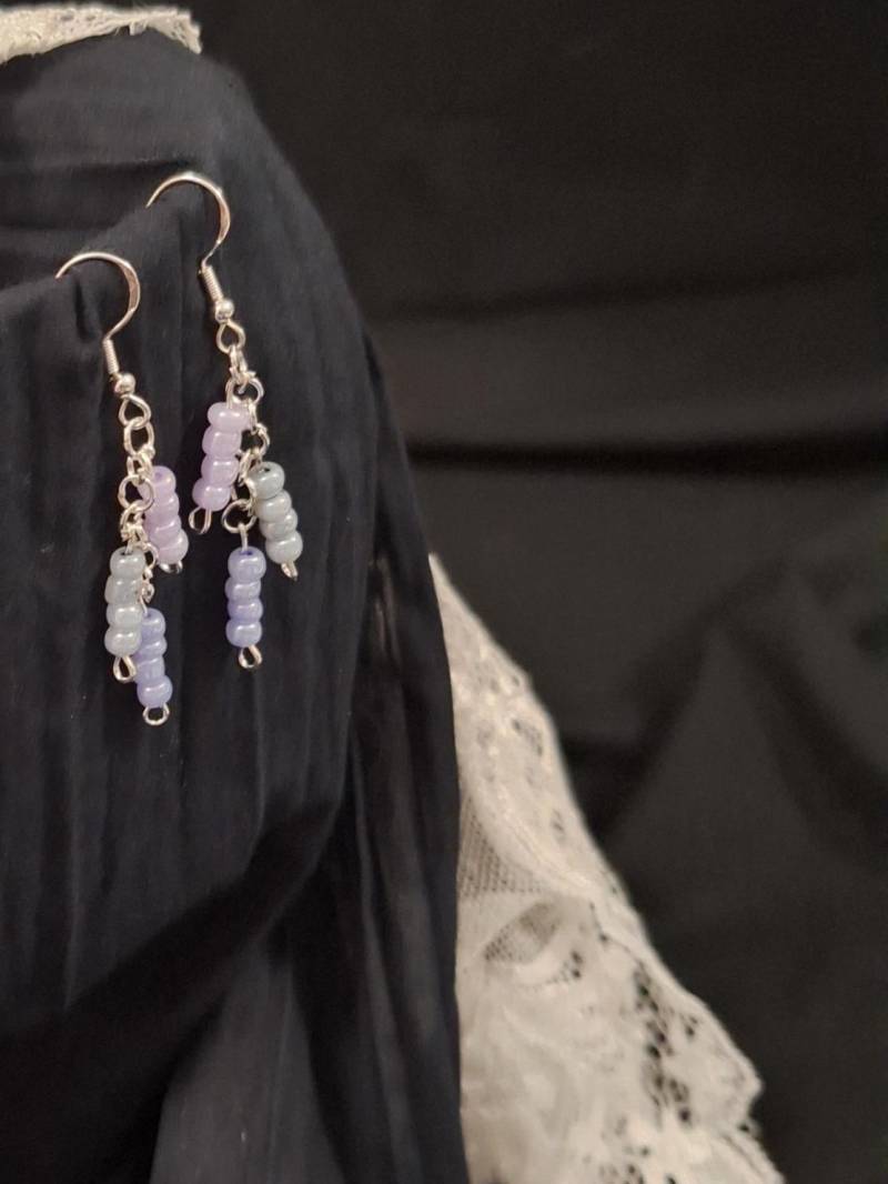Perlglanz Pastell Lila Ohrringe | Bunten Glas Und Sterling Silber Geschenk Schmuck "Baumelnde Triade" Perlglanz Pastell Lila Ohrringe | Bunten Glas Und Sterling Silber Geschenk Schmuck "Baumelnde Triade" von SIFcrafts