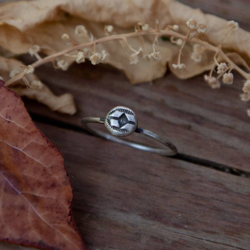 Us-Größe 8, 75 - Handgestempelt Stapelring Rustikal, Zierlich, Alltäglichen Stapler Midi-Ring Recycling-Sterlingsilber Us-Größe 8, 75 - Handgestempelt Stapelring Rustikal, Zierlich, Alltäglichen Stapler Midi-Ring Recycling-Sterlingsilber von SILENTgDESIGNS