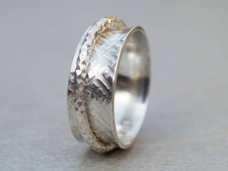 Handgemachter Gehämmerter Sterling Silber Spinner Ring 8 Mm Spiralring von SILVERstro