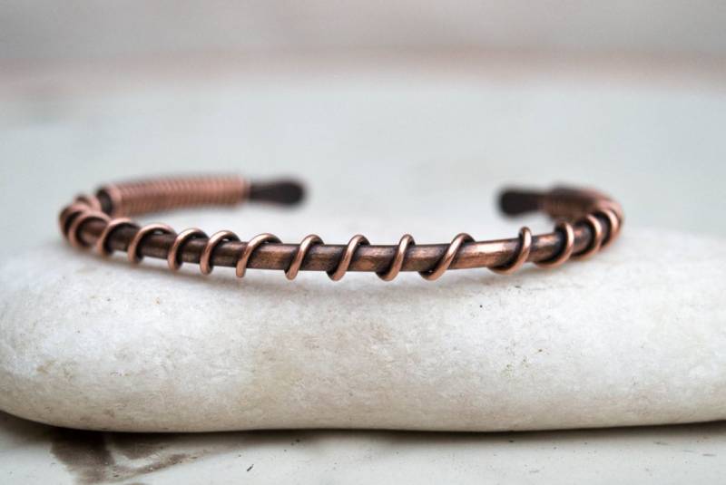 Handgemachtes Massives Kupfer Armreif Rustikaler Schmuck Mit Patina von SILVERstro