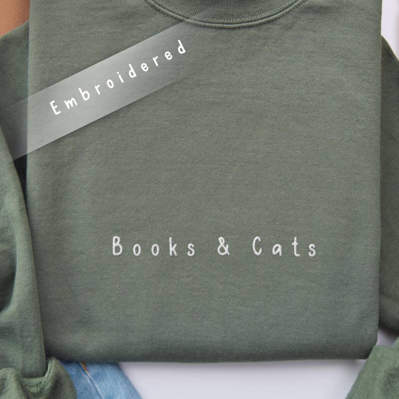 Bestickter Katzenliebhaber Und Bücherwurm Pullover | Geschenk Katzenbesitzer Book Lover Sweatshirt Mit Spruch - Books & Cats Hoodie von SIMASIMPLETHINGS