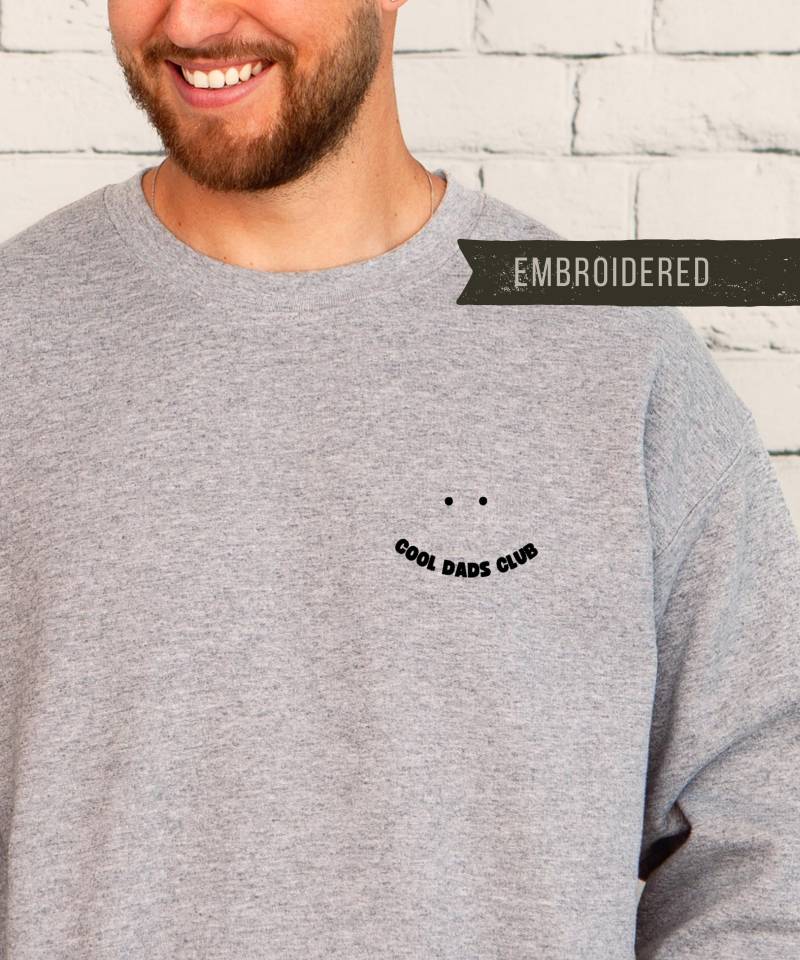 Bestickter Pullover Cool Dads Club | Personalisiert Namen Am Ärmel, Papa Sweatshirt Geschenk Geburt & Geburtstag, Geschenkidee Weihnachten von SIMASIMPLETHINGS