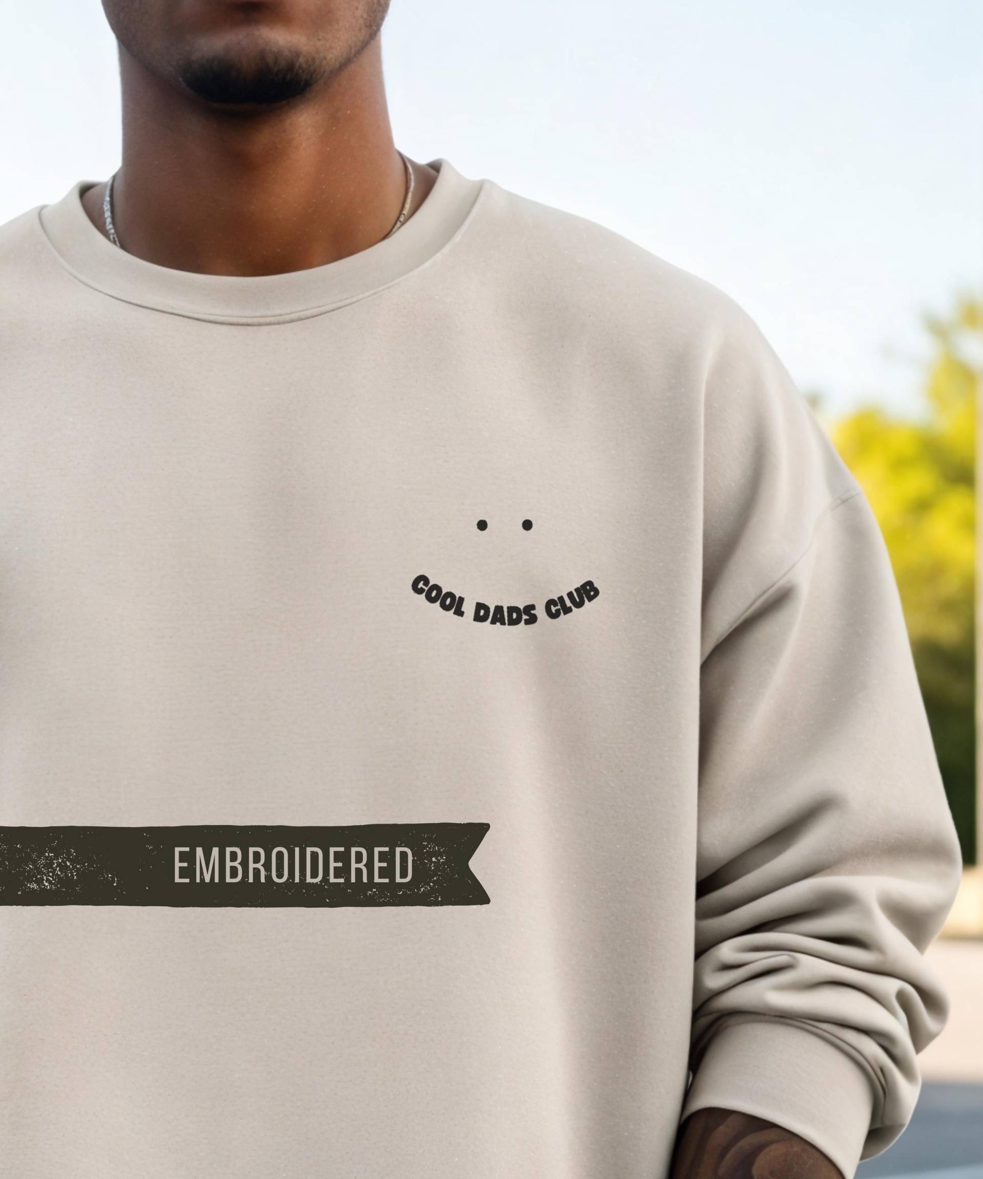 Bestickter Pullover Cool Dads Club | Personalisiert Namen Am Ärmel, Papa Sweatshirt Geschenk Geburt & Geburtstag, Geschenkidee Weihnachten von SIMASIMPLETHINGS