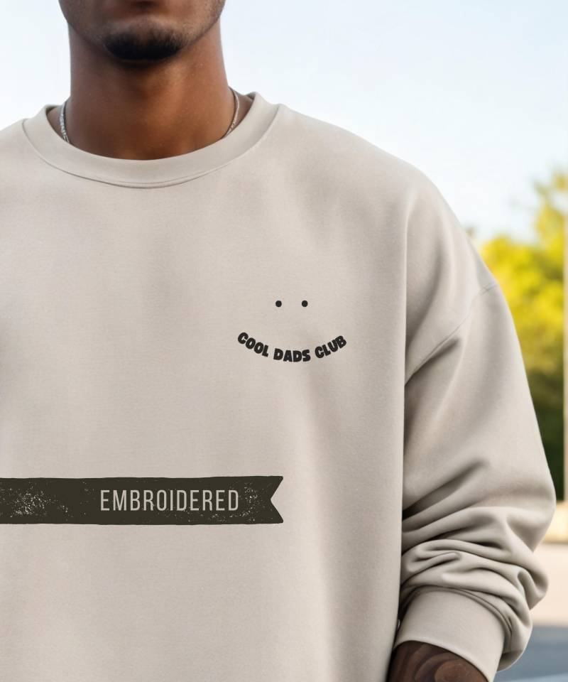 Bestickter Pullover Cool Dads Club | Personalisiert Namen Am Ärmel, Papa Sweatshirt Geschenk Geburt & Geburtstag, Geschenkidee Weihnachten von SIMASIMPLETHINGS