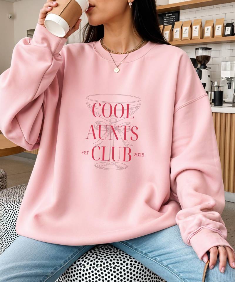 Cool Aunts Club Pullover - Tante Geschenk Sweatshirt Personalisiert | Auntie Sweater in My Era Schwangerschaftsverkündung Patentante von SIMASIMPLETHINGS