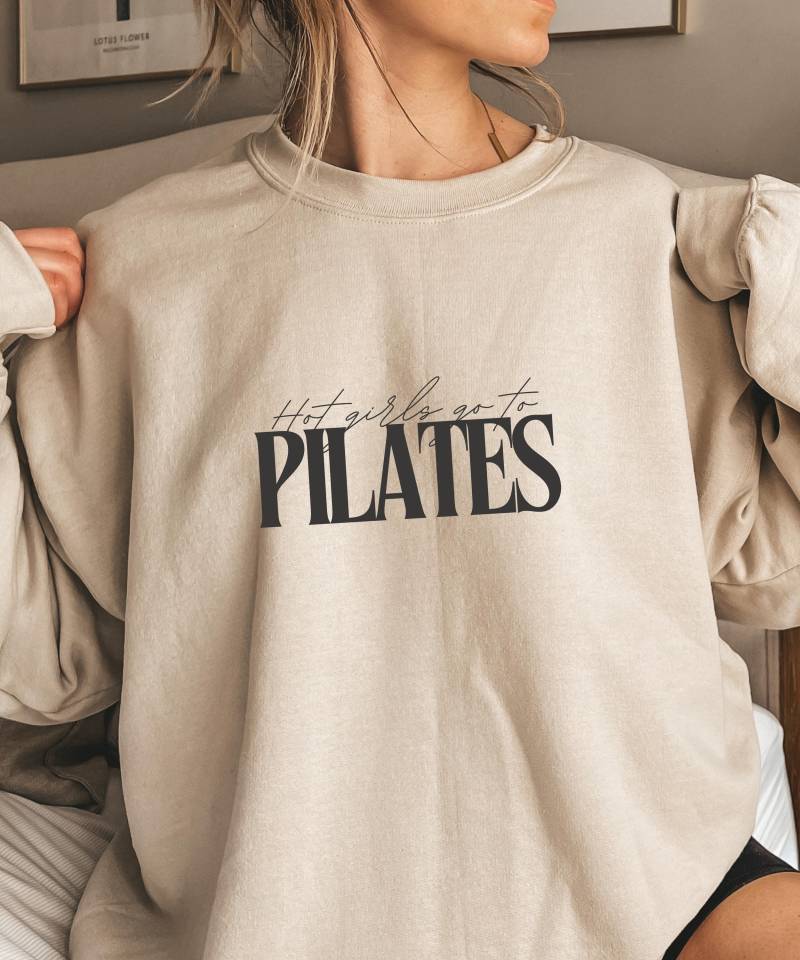 Hot Girls Go To Pilates Pullover | Teacher Instructor Sweatshirt Geschenk Freundin Geschenkidee Lover von SIMASIMPLETHINGS