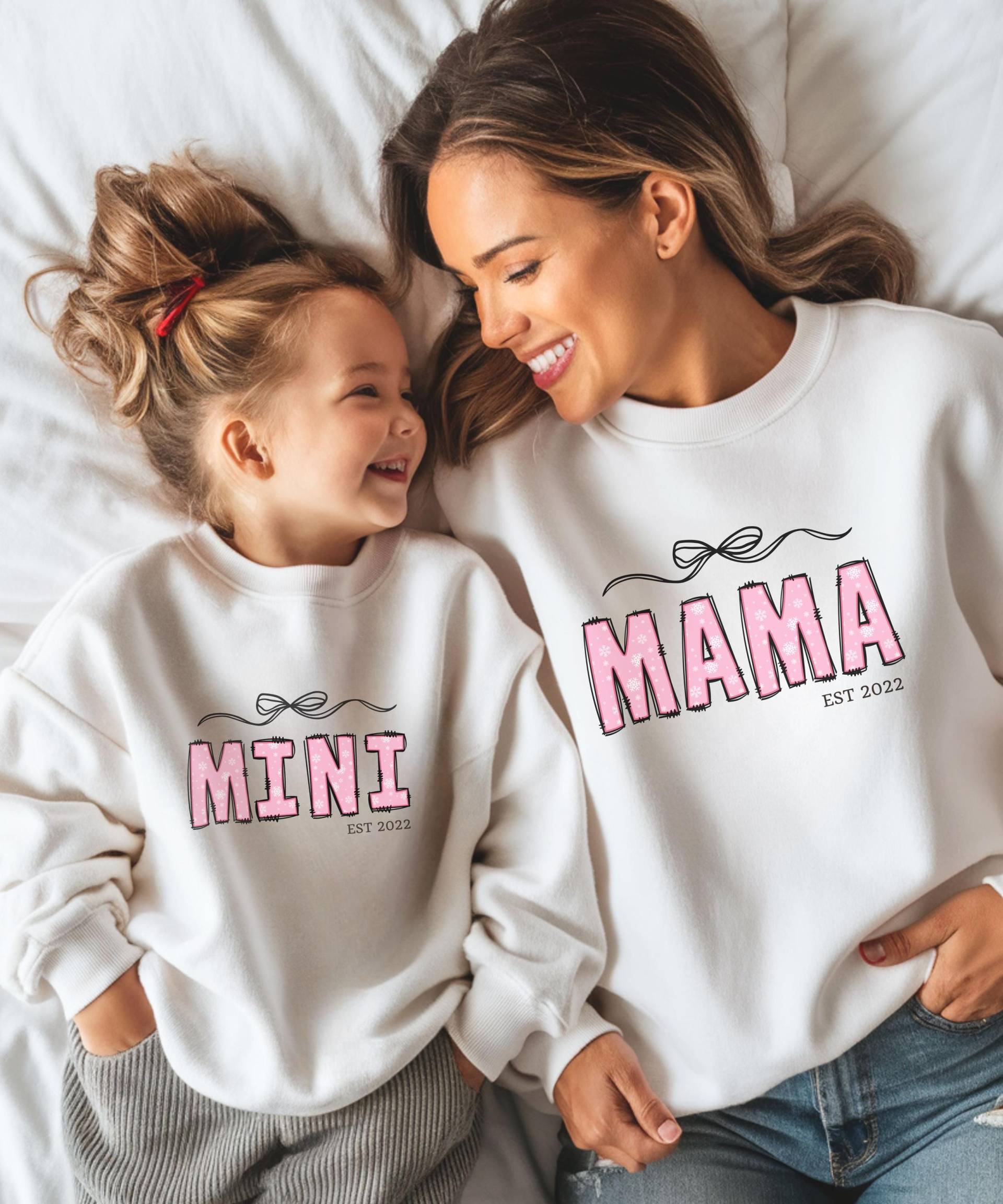 Personalisierbarer Weihnachtspullover Für Mama Und Mini Mit Schneeflocken| Partnerlook Mama & Tochter Zur Weihnachten | Matching Outfit von SIMASIMPLETHINGS