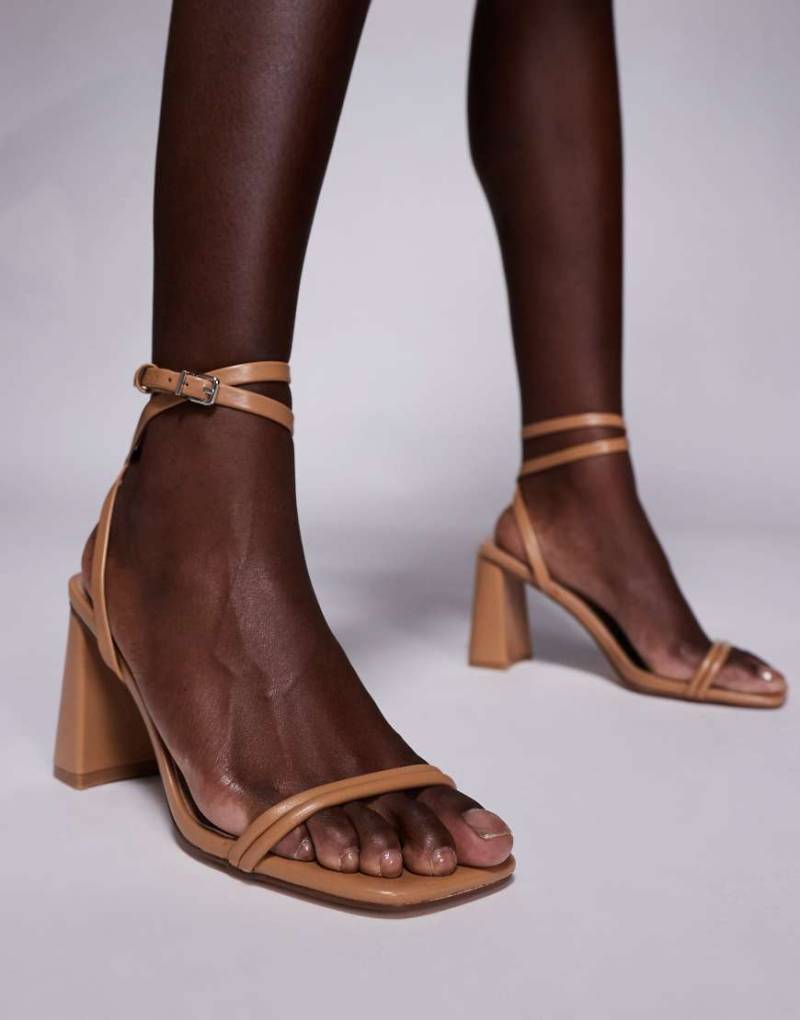 SIMMI London - Bora - Riemchen-Sandaletten in Beige mit mittelhohem Blockabsatz-Neutral von SIMMI Shoes
