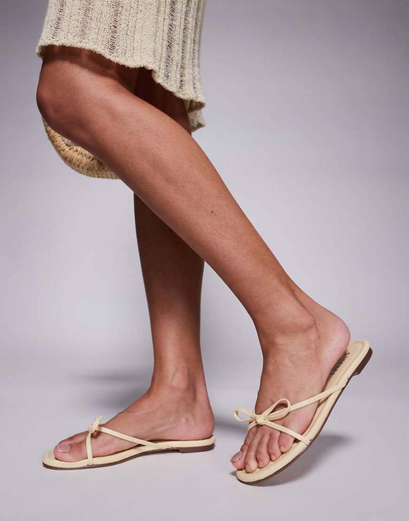 SIMMI London - Char - Flache Sandalen in Pastellgelb mit Schleifendetail von SIMMI Shoes