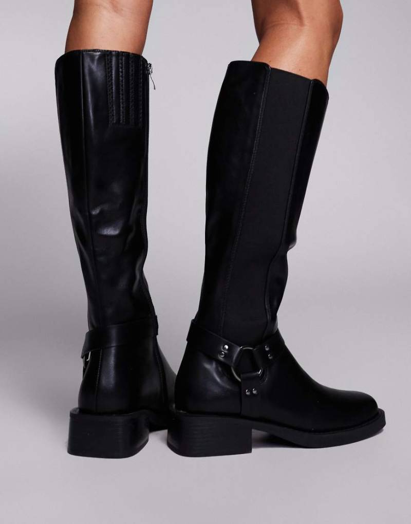 SIMMI London - Collins - Kniehohe Stiefel in Schwarz mit Schnallen von SIMMI Shoes